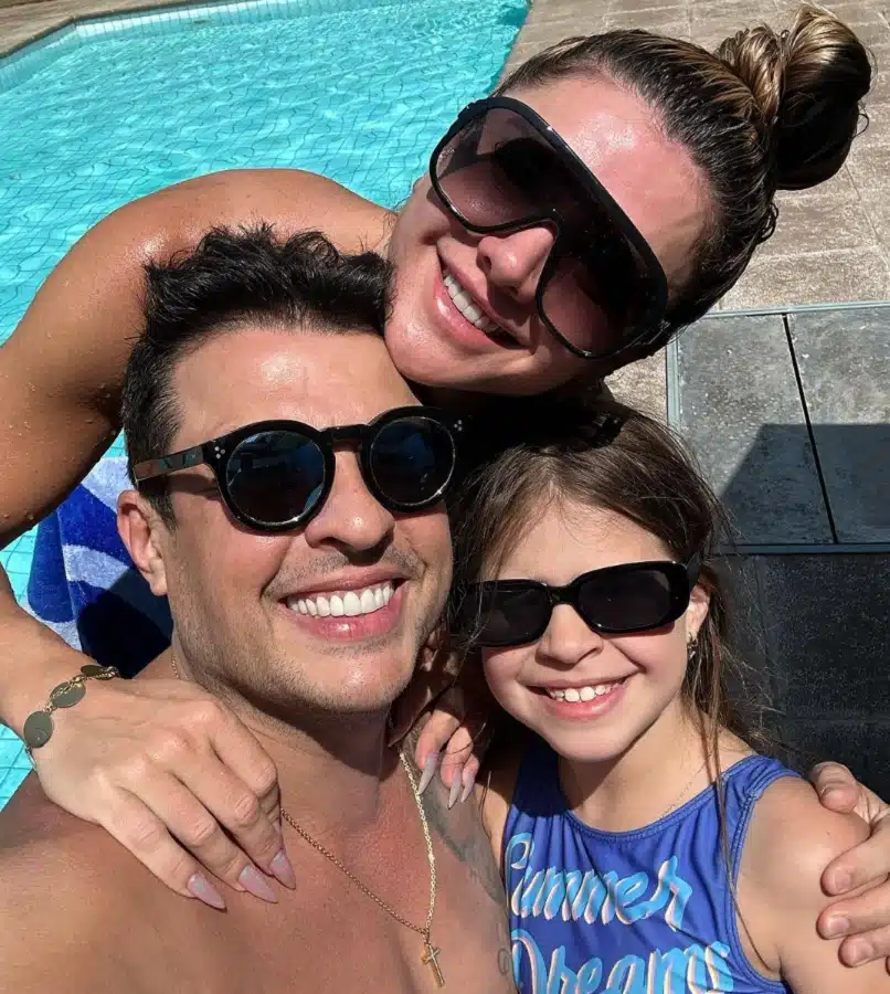 Ceará e Mirella Santos com a filha Valentina na piscina da mansão