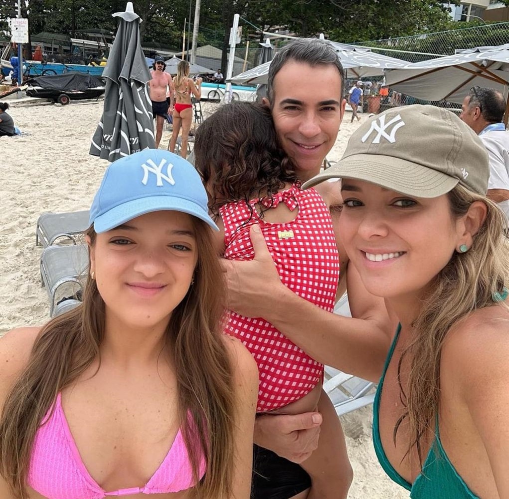 César Tralli com a família reunida em bela praia no Rio de Janeiro 