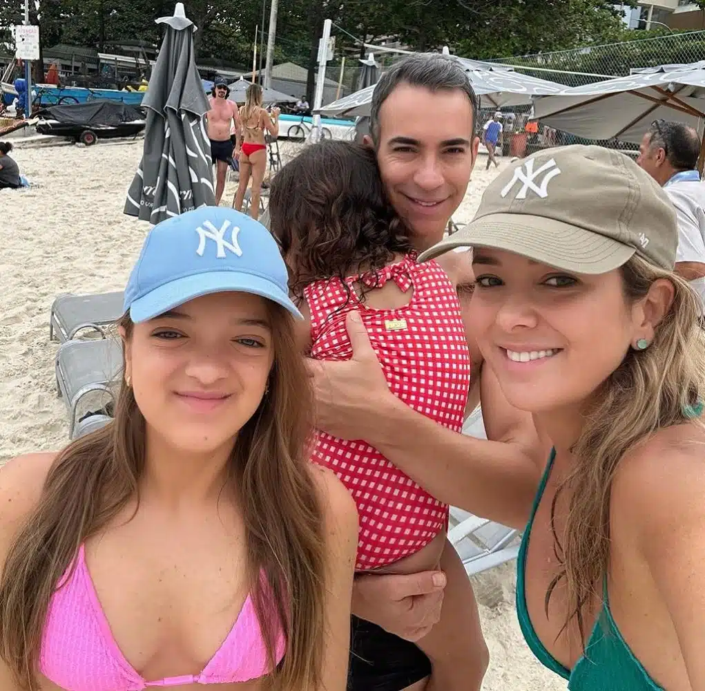 César Tralli com a família reunida em bela praia no Rio de Janeiro 