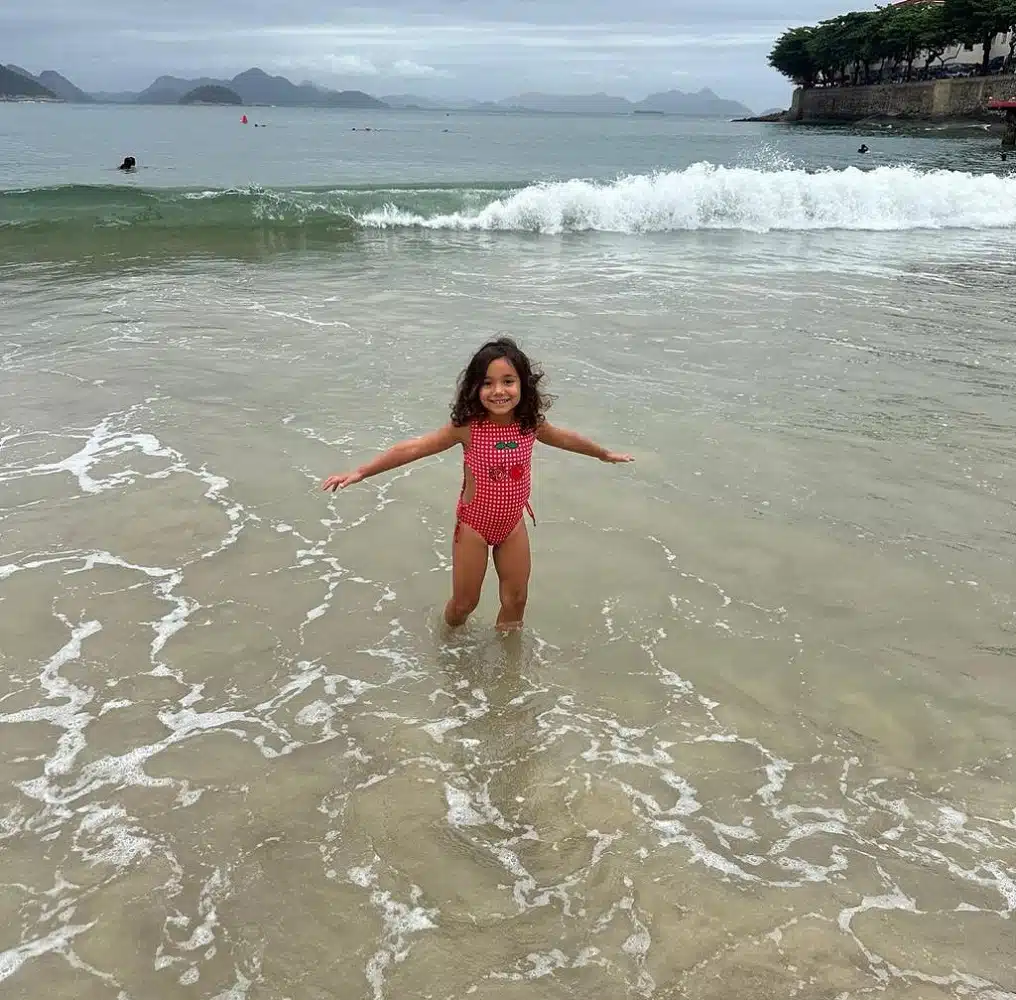 Manu, filha de Tici e César Tralli, tomando um banho de mar no Rio de Janeiro 