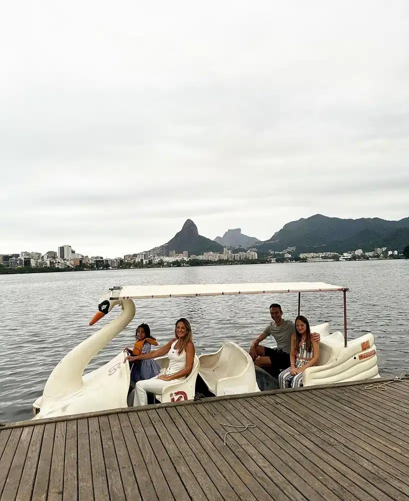 César Tralli e Tici com as filhas no pedalinho, no Rio de Janeiro