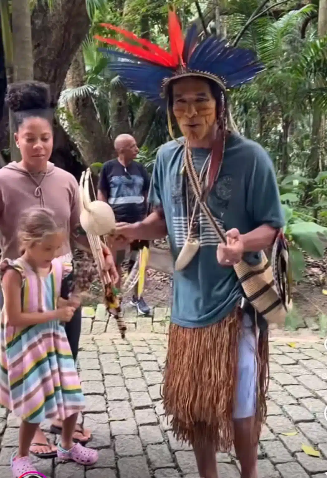 Filha de Daniel Cady e Ivete toca com indígena em passeio