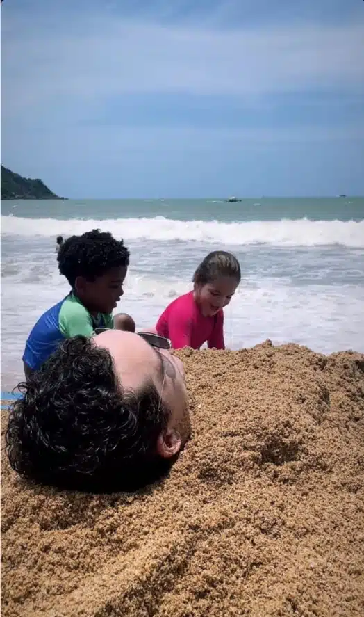 A filha e o namorado da Débora Nascimento surgem se divertindo na praia e encantam