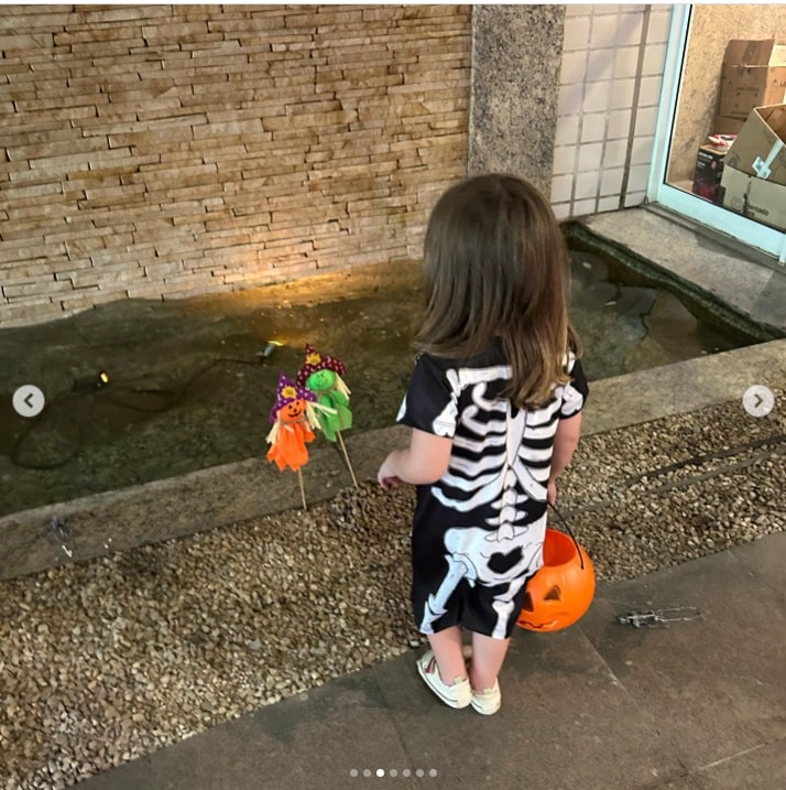 Filha de Tiago Leifert surge com fantasia de Halloween e surpreende