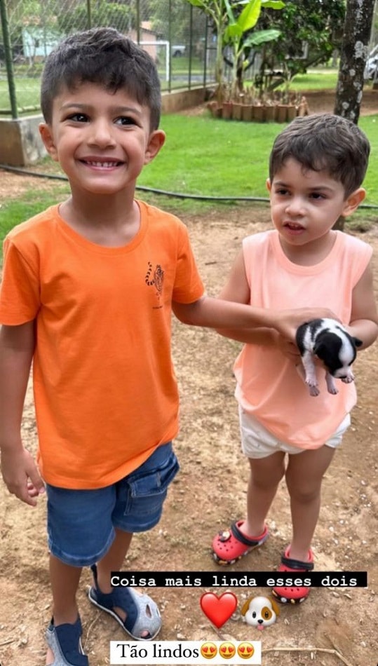 Miguel e Léo, filhos de Felipe Araújo e Marília, brincando juntos