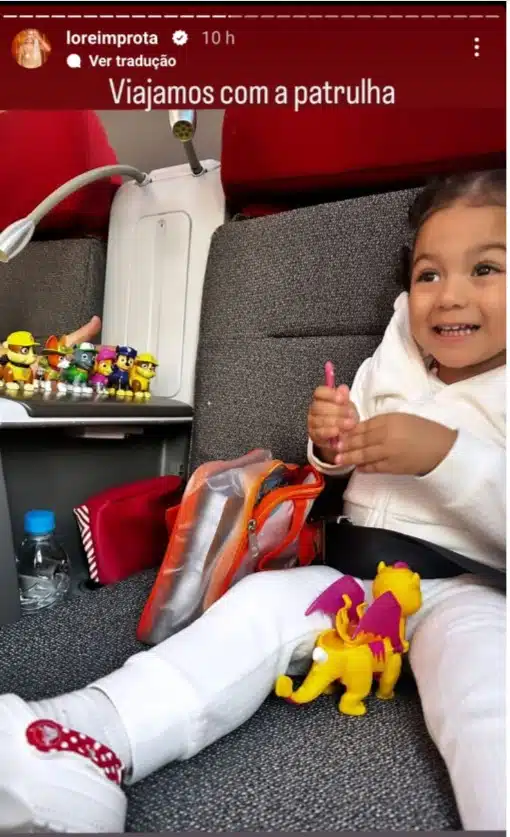 Filha de Léo Santana posa em avião com sua coleção de brinquedos e surpreende