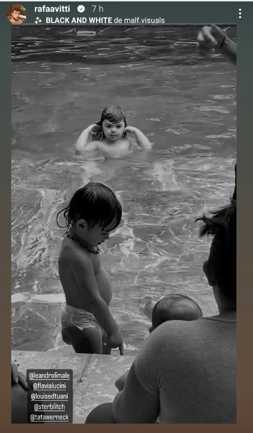 Filha de Tatá Werneck e Rafael Vitti posa com amiguinhos na piscina e surpreende