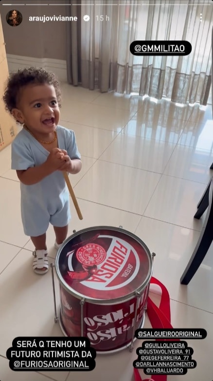 Filho de Viviane Araújo surge tocando bateria e surpreende
