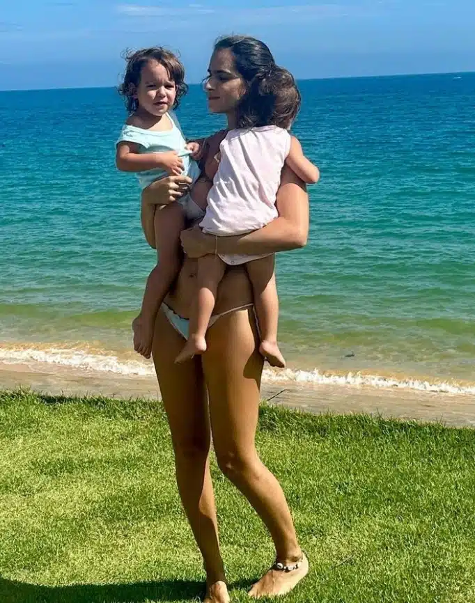 Marcella posa com suas bebês gêmeas com Joaquim Lopes e desabafa