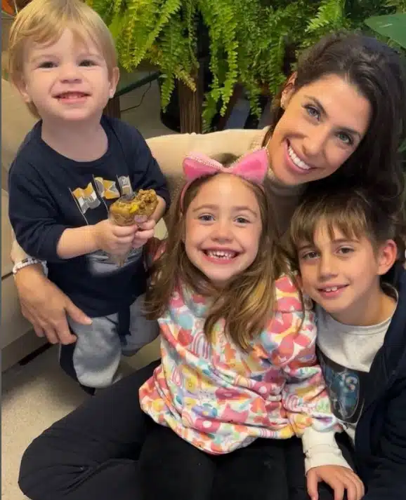 Kayky Brito comentou em foto da esposa com os filhos