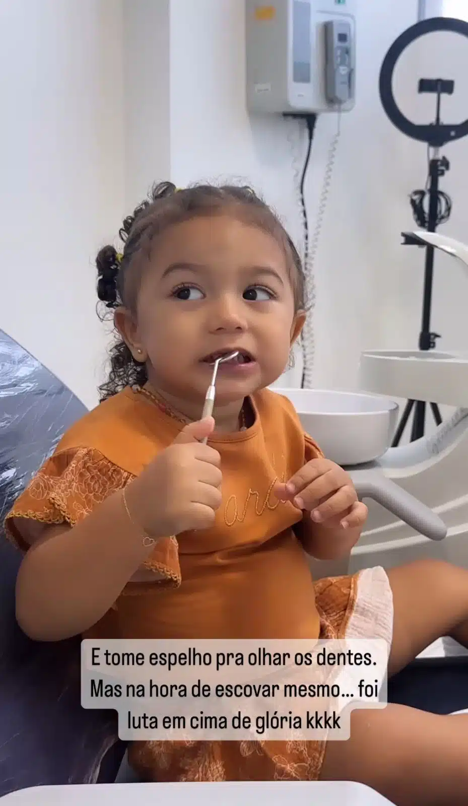 Bebê de Léo Santana posa no dentista