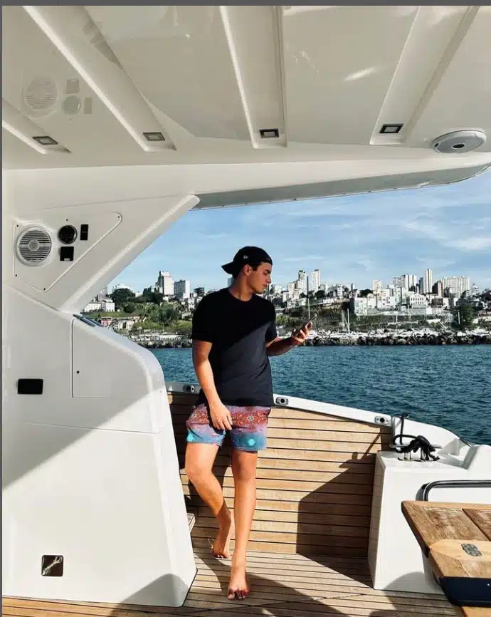 Marcelo Sangalo faz pose durante passeio de barco