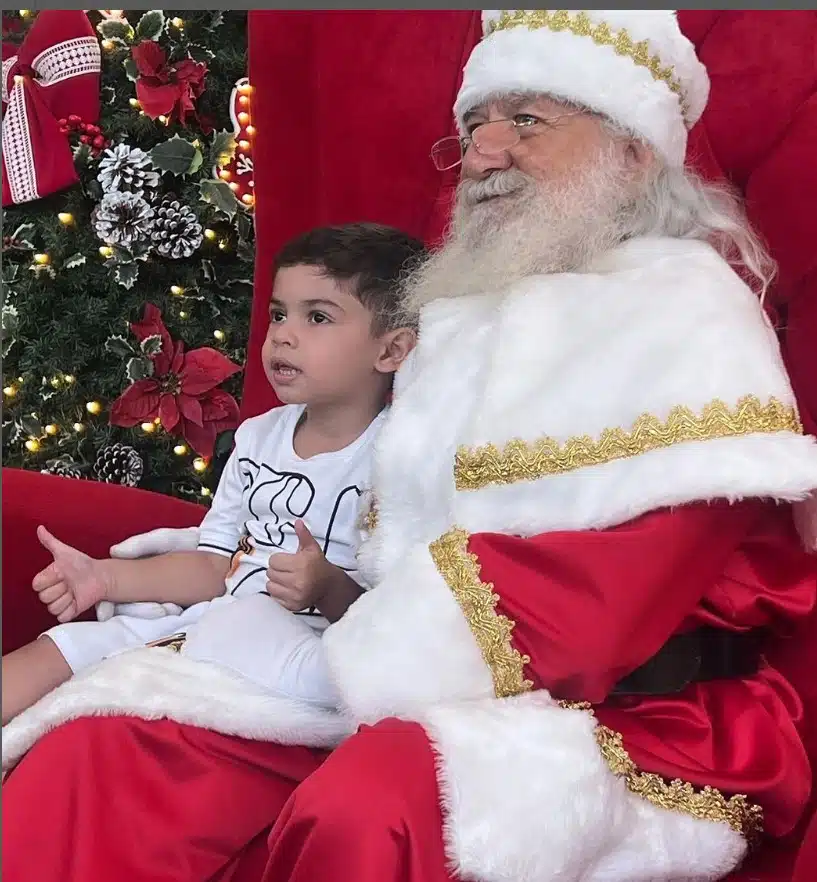 Filho de Marília Mendonça surge em encontro com papai Noel