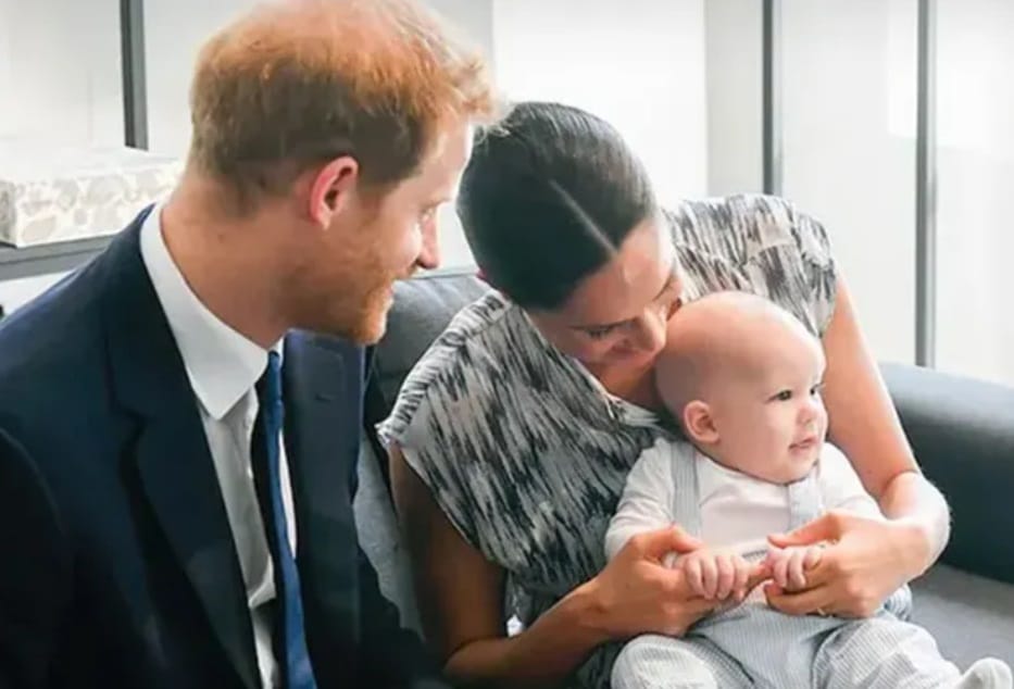 Meghan Markle junto com o príncipe Harry e Archie ainda bebê
