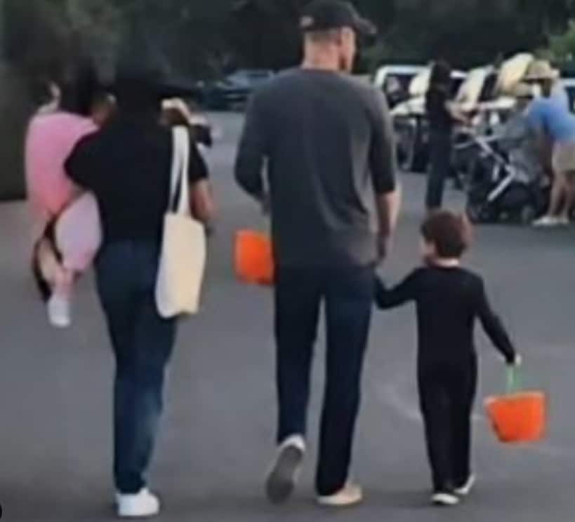 Meghan Markle e o príncipe Harry em passeio com os filhos para pedir doces