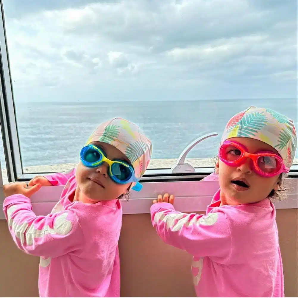 As gêmeas de Nanda Costa e Lan Lanh prontas para nadar com seus looks iguais 