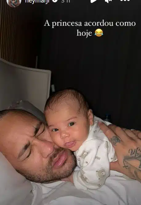 Neymar Jr mostrando a pequena Mavie com olhos abertos