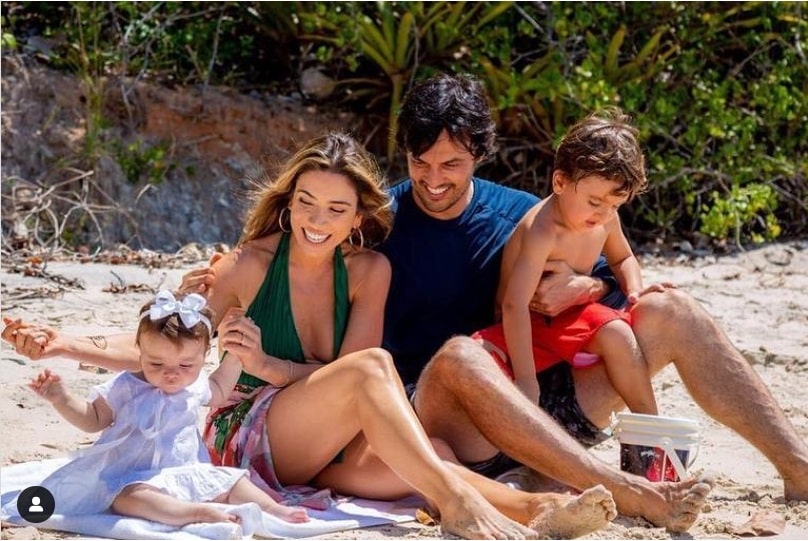 Patrícia Abravanel encanta ao surgir com seus filhos e marido na praia e impressiona 