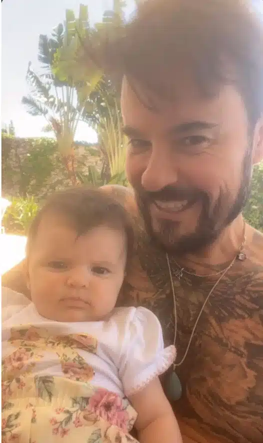 Paulinho Vilhena surge com sua bebê e impressiona
