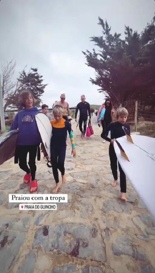 Os filhos de Luana Piovani e Pedro Scooby indo surfar com o pai