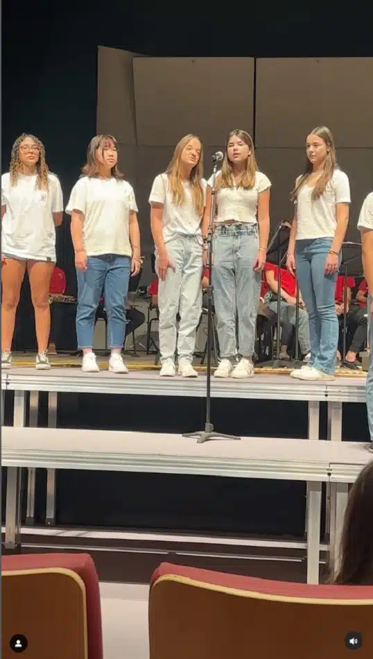 A adolescente Rafaella Justus em uma apresentação da escola