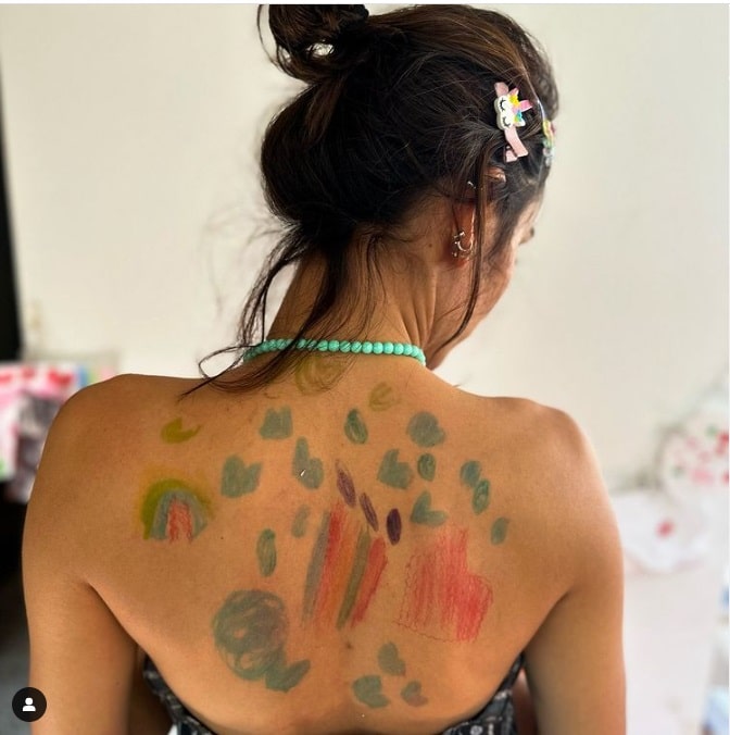 Esposa de Rodrigo Santoro surge com as costas desenhadas pela sua filha e surpreende 