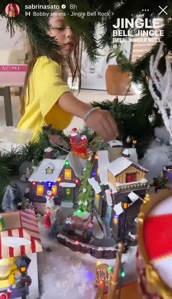 Sabrina Sato exibe sua filha brincando com a decoração de Natal