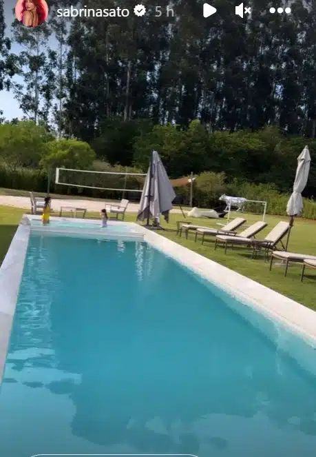 Sabrina Sato mostrando a filha junto com a prima na piscina