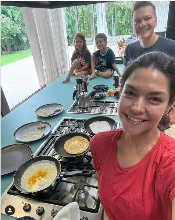 Thaís Fersoza e Michel Teló posam com seus filhos na cozinha da mansão e impressionam
