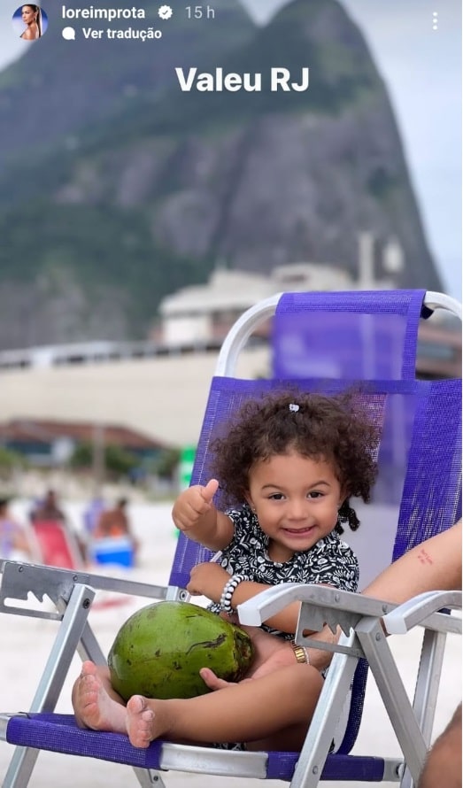 Filha de Léo Santana surge em praia no Rio de Janeiro e encanta 