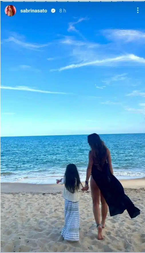 Sabrina Sato surge com a filha em hotel luxuoso na Bahia e encanta
