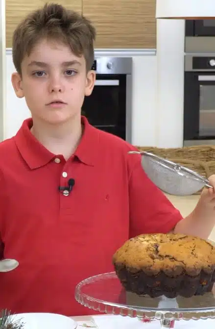 Filho de Ana Hickmann preparando um bolo formigueiro