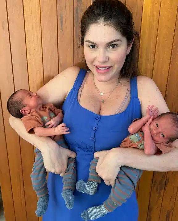 Bárbara Evans com os seus filhos gêmeos
