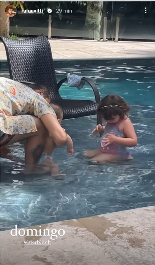 Rafael Vitti exibe sua filha com Tatá Werneck se divertindo com o bebê de Eduardo Sterblitch na piscina e impressiona 