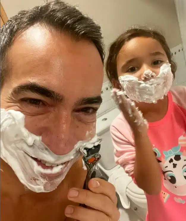 César Tralli e a filha fazendo a barba