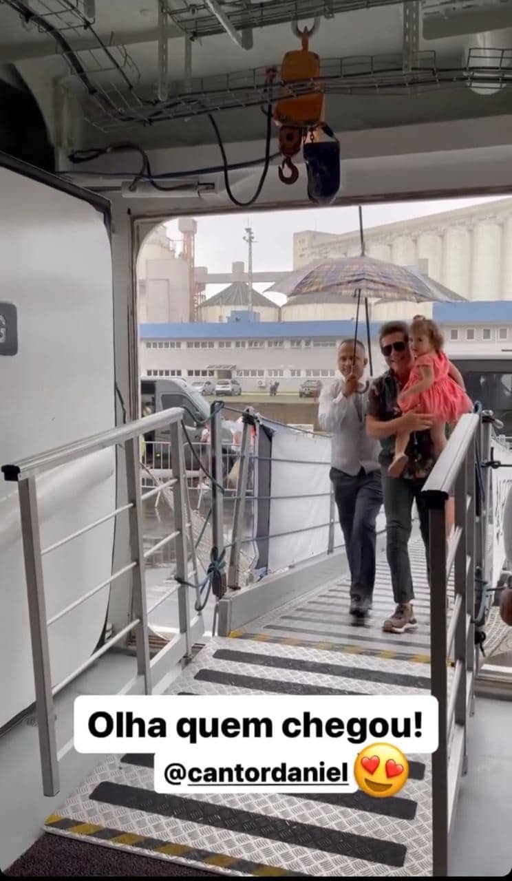 Daniel surge com sua filha mais nova em navio