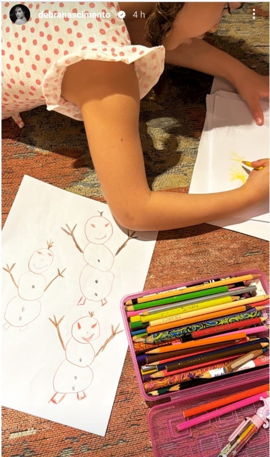 Filha de Débora Nascimento e José Loreto surge desenhando na casa da mãe e surpreende