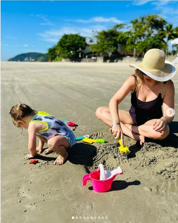 Esposa de Tiago Leifert surge se divertindo com sua filha na praia e impressiona 