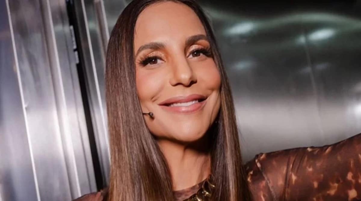 Filha de Ivete Sangalo posa com a mãe no palco e acena para o público e simpatia encanta