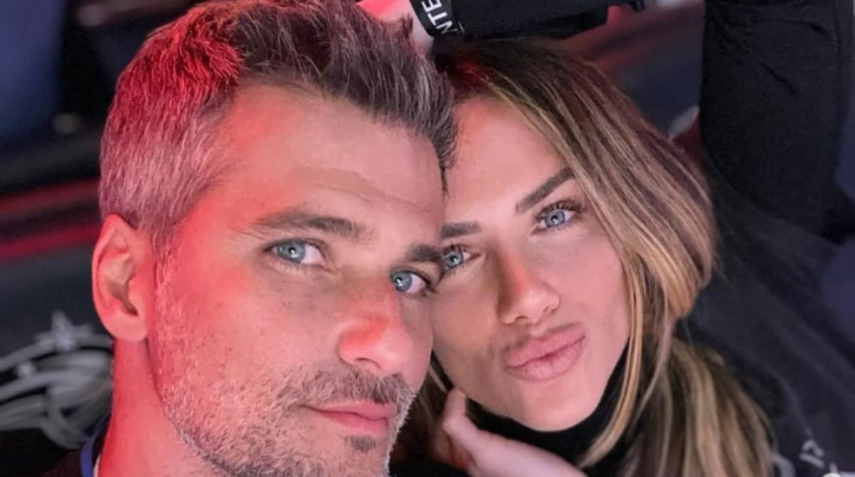 Bruno e Giovanna Ewbank mostram o caçula enfeitando árvore de Natal, na casa nos EUA
