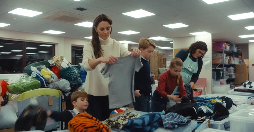 Princesa Kate Middleton organizando doações junto com seus três filhos