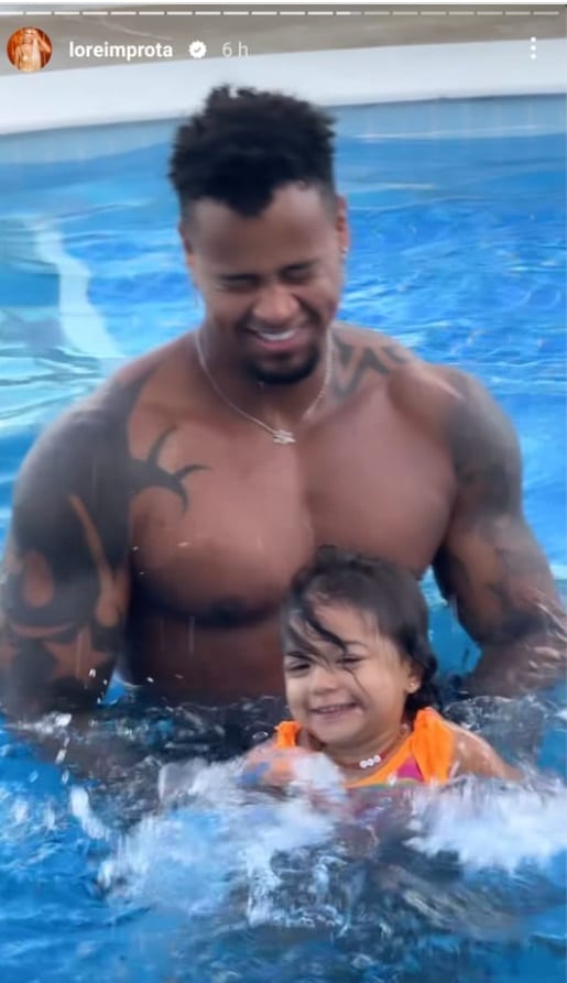 Léo Santana posa com sua filha com Lorena Improta na piscina da mansão e fofura da menina chama a atenção
