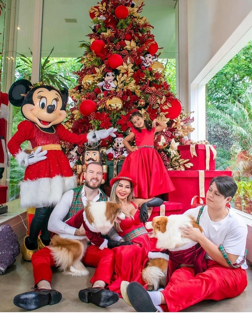 Maíra Cardi com o marido e os filhos em frente a gigantesca árvore de Natal
