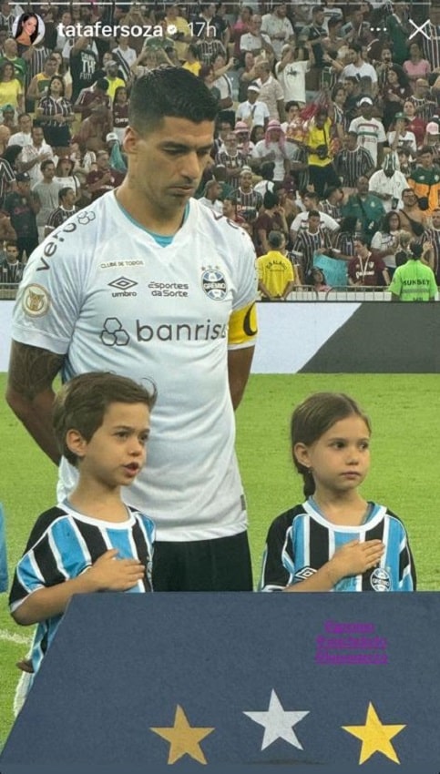 Teodoro e Melinda, filhos de Thais Fersoza e Michel Teló, entraram com Luis Suárez, no Maracanã