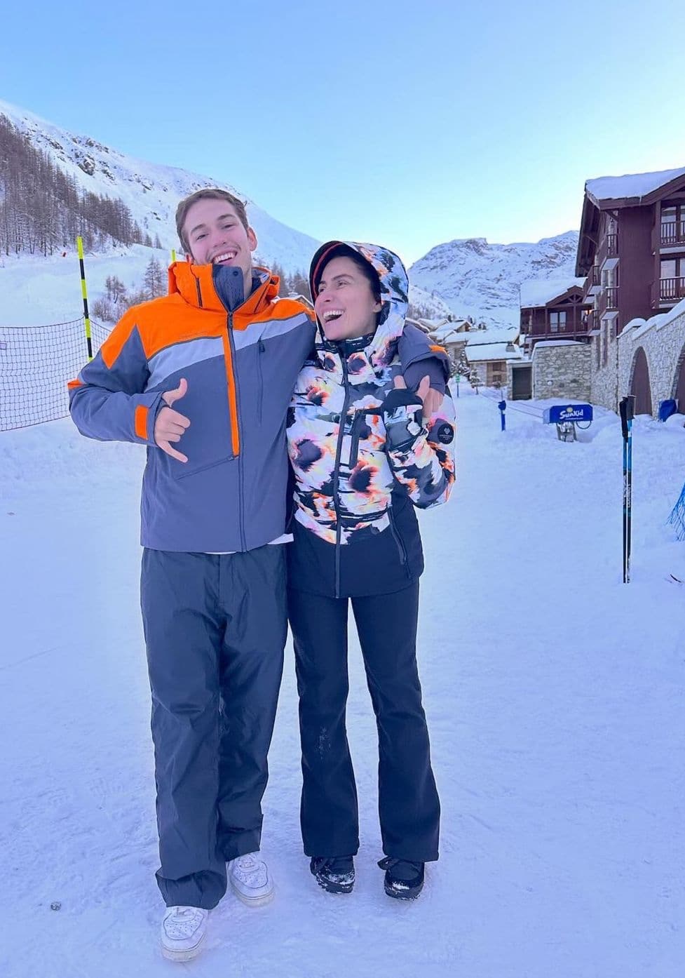 Giovanna posa com seu filho com Murilo Benício em viagem para esquiar
