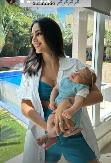 Bruna Biancardi junto com sua filha com o jogador Neymar Jr, a bebê Mavie