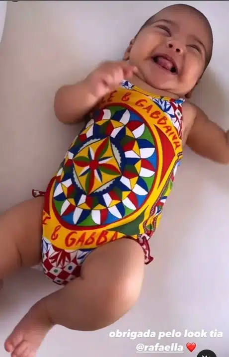 Bebê de Neymar Jr com roupa de grife