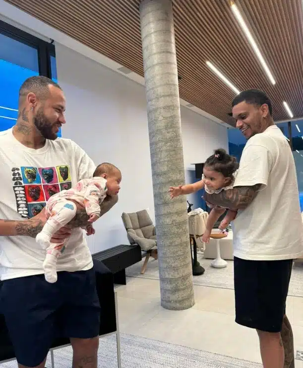 Neymar Jr com a pequena Mavie e o amigo Cris Guedes
