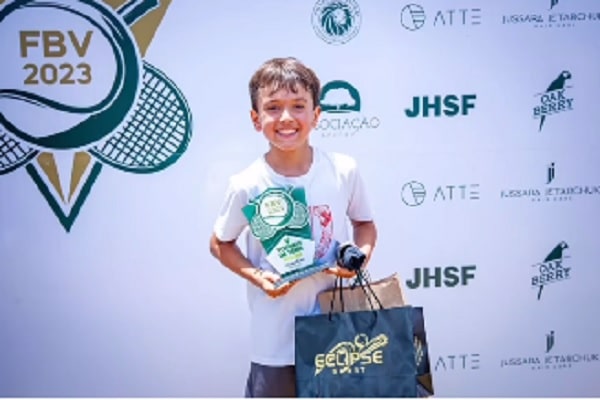 Pedro, primogênito de Patrícia Abravanel e Fábio Faria, comemorando o resultado no torneio de tênis 