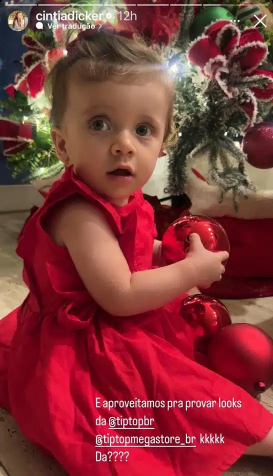 Aurora, bebê de Cintia e Pedro Scooby, encantada com a árvore de Natal